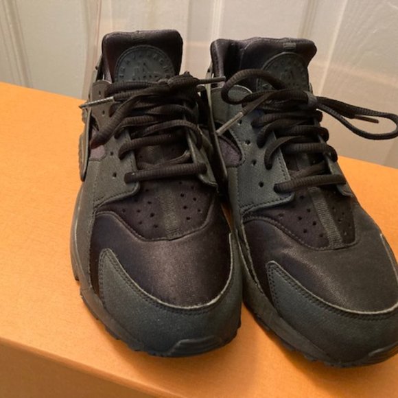 NIKE Air Huarache in Black - Picture 2 of 5